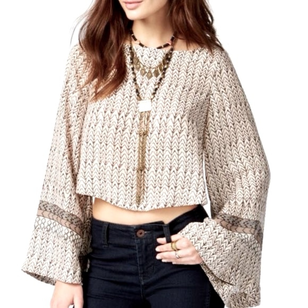 •🅕 🅡 🅔 🅔 •🅟 🅔 🅞 🅟 🅛 🅔• Stars aligned printed bell sleeve crop top